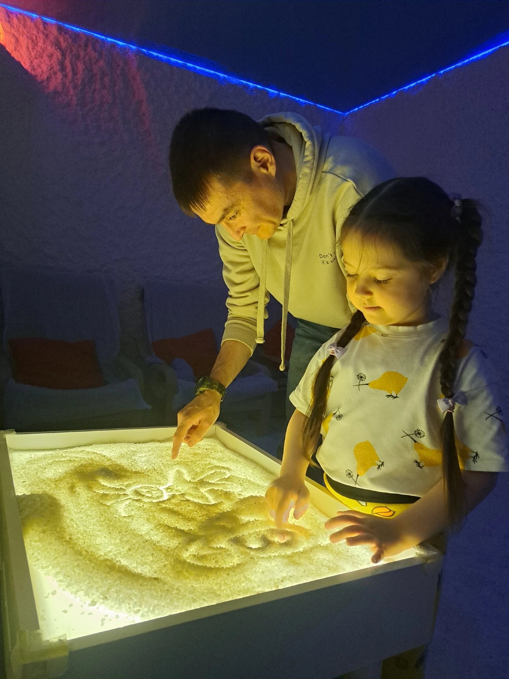 Интерьер с синей подсветкой в соляной пещере Арзамаса